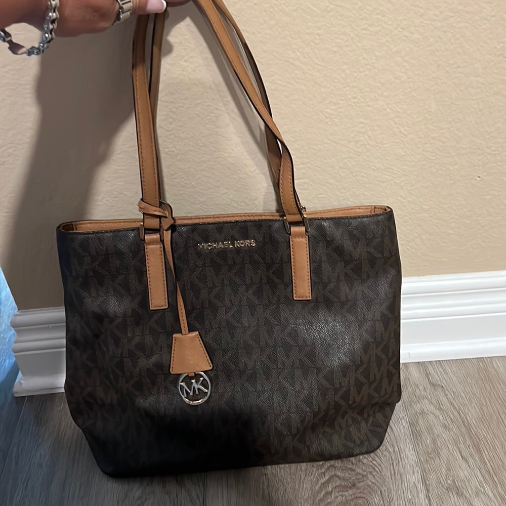 Michael Kors signature purse in 97% perfect condition.
